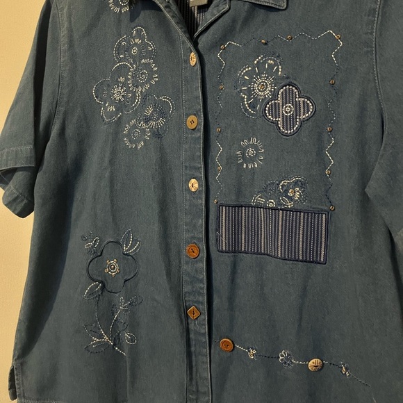 Koret Vintage 2 pc Denim Floral Embroidered Button Down & Capri Set - Large - Picture 4 of 13